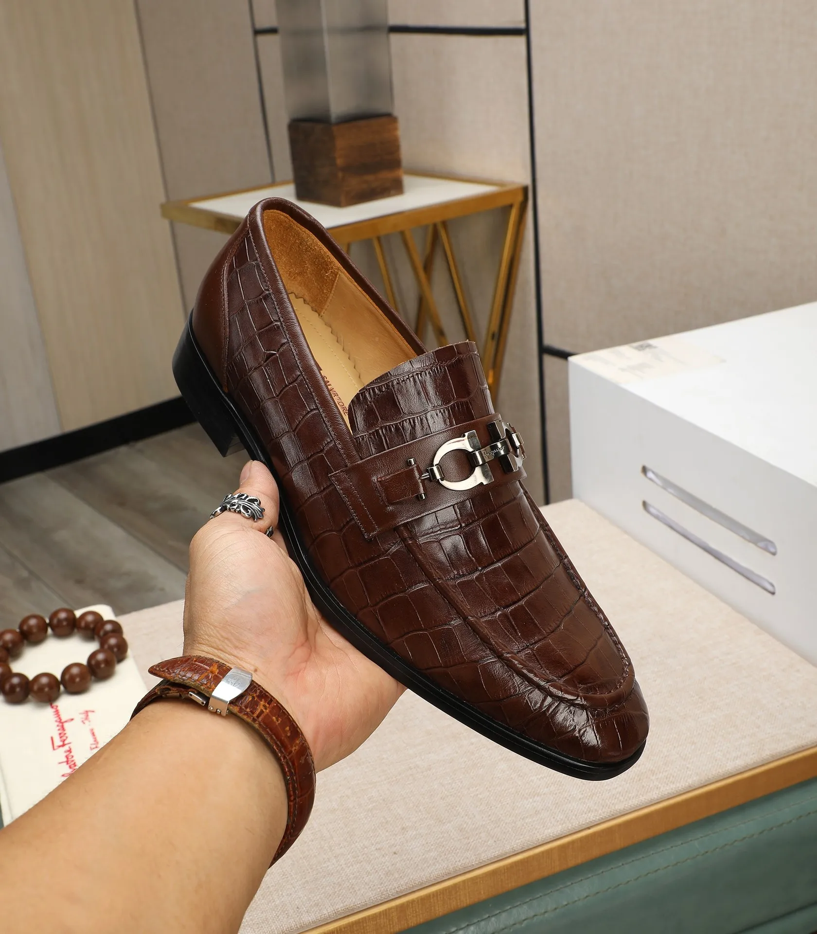 Men's shoes 💰540📛📛(water-dyed cowhide) Salvatore Ferragamo high-end (Salvatore Ferragamo) is the world's top luxury footwear brand. It comes from the fashion kingdom of Italy and is famous all over the world for its traditional handmade design and novel styles...🚶🏻🚶🏻New suit shoes are available simultaneously at the counter. This model is purely handmade. The fabric is imported from Italy's original first-layer cowhide. Soft water-dyed cowhide lining. Original authentic outsole🌀🌀Size: 38➖44 (45 customized)